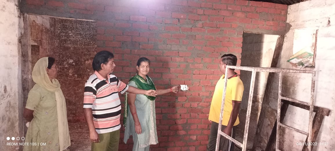 नाहन के नौणी का बाग में श्री नरसिंह महाराज मंदिर के भंडार गृह में बनाया शौचालय दिखाते लोग। संवाद नाहन के नौणी का बाग में श्री नरसिंह महाराज मंदिर के भंडार गृह में बनाया शौचालय दिखाते लोग। संवाद