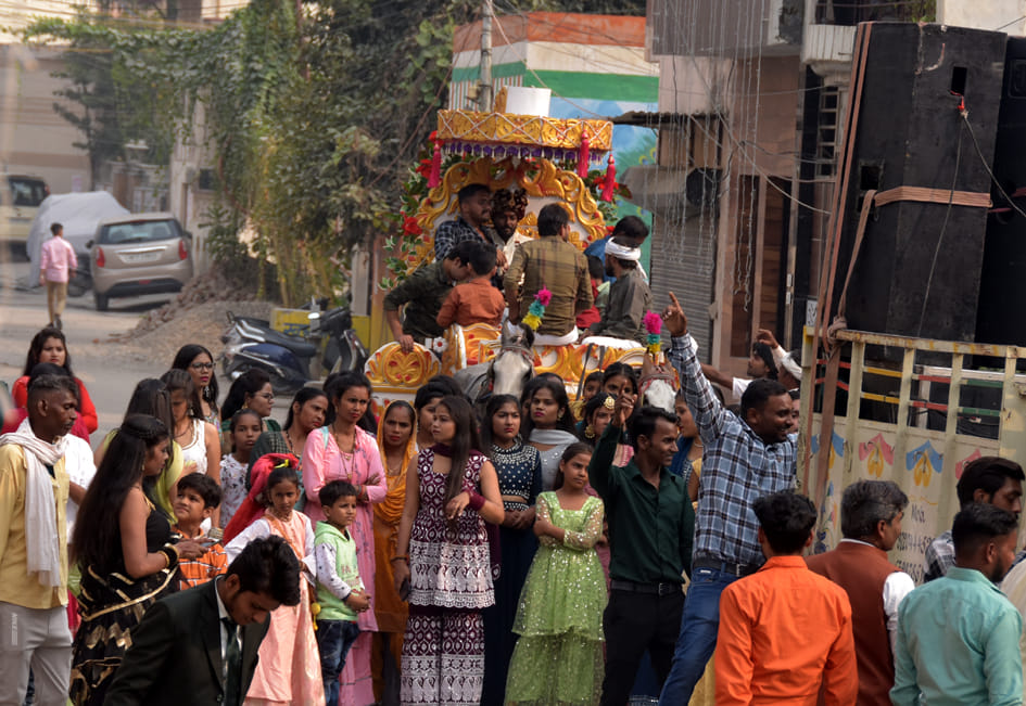 देवोत्थान ऐकादशी पर शादी समारोह के दौरान नवीन नगर बारात में शमिल रिस्तेदार देवोत्थान ऐकादशी पर शादी समारोह के दौरान नवीन नगर बारात में शमिल रिस्तेदार