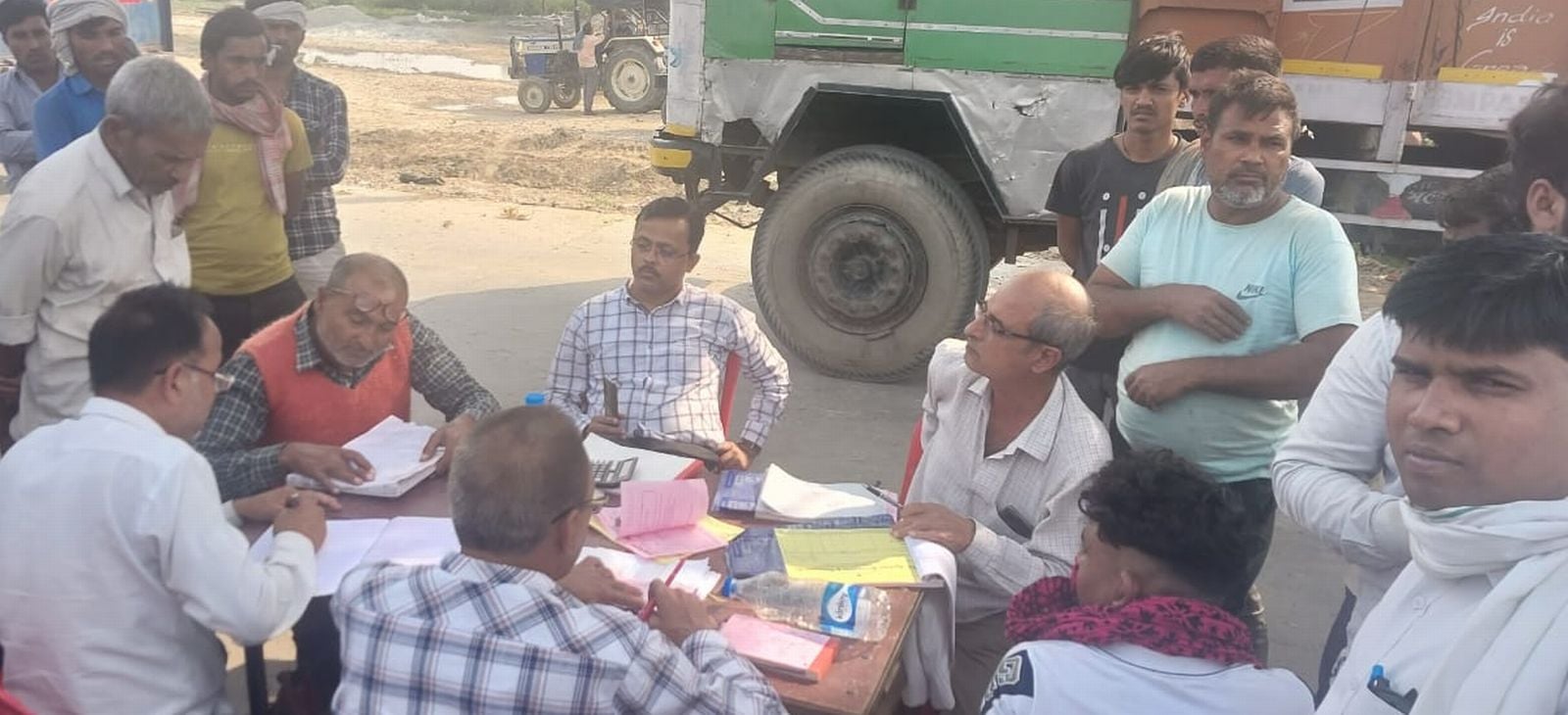 उझानी में डीएपी का वितरण कराते जिला कृषि अधिकारी। संवाद उझानी में डीएपी का वितरण कराते जिला कृषि अधिकारी। संवाद