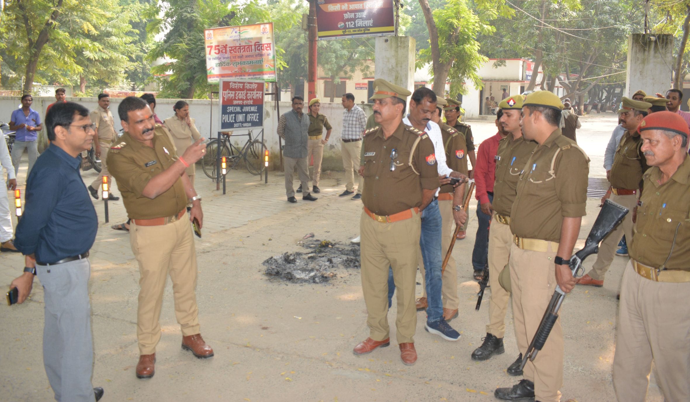 फोटो-14- पुतला जलने के बाद जानकारी लेते सिटी मजिस्ट्रेट व शहर कोतवाली की पुलिस फोटो-14- पुतला जलने के बाद जानकारी लेते सिटी मजिस्ट्रेट व शहर कोतवाली की पुलिस