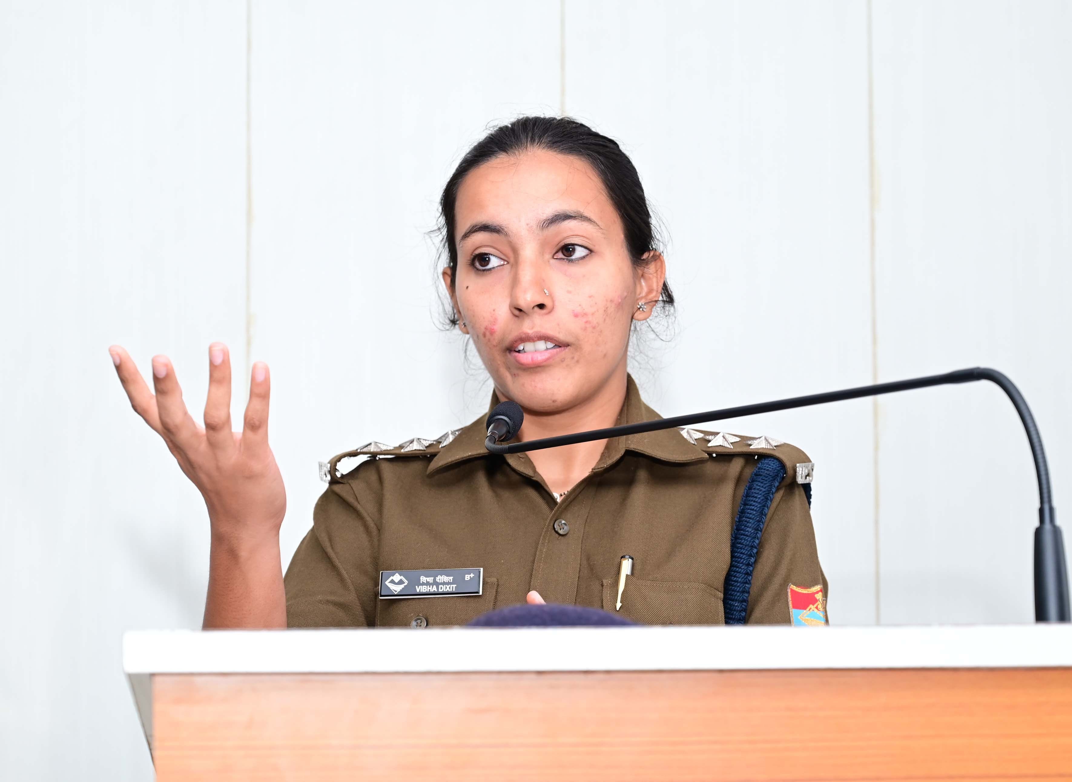 हल्द्वानी, बीएलएम एकेडमी में अमर उजाला द्वारा आयोजित पुलिस की पाठशाला में छात्र-छात्राओं को ट्र?