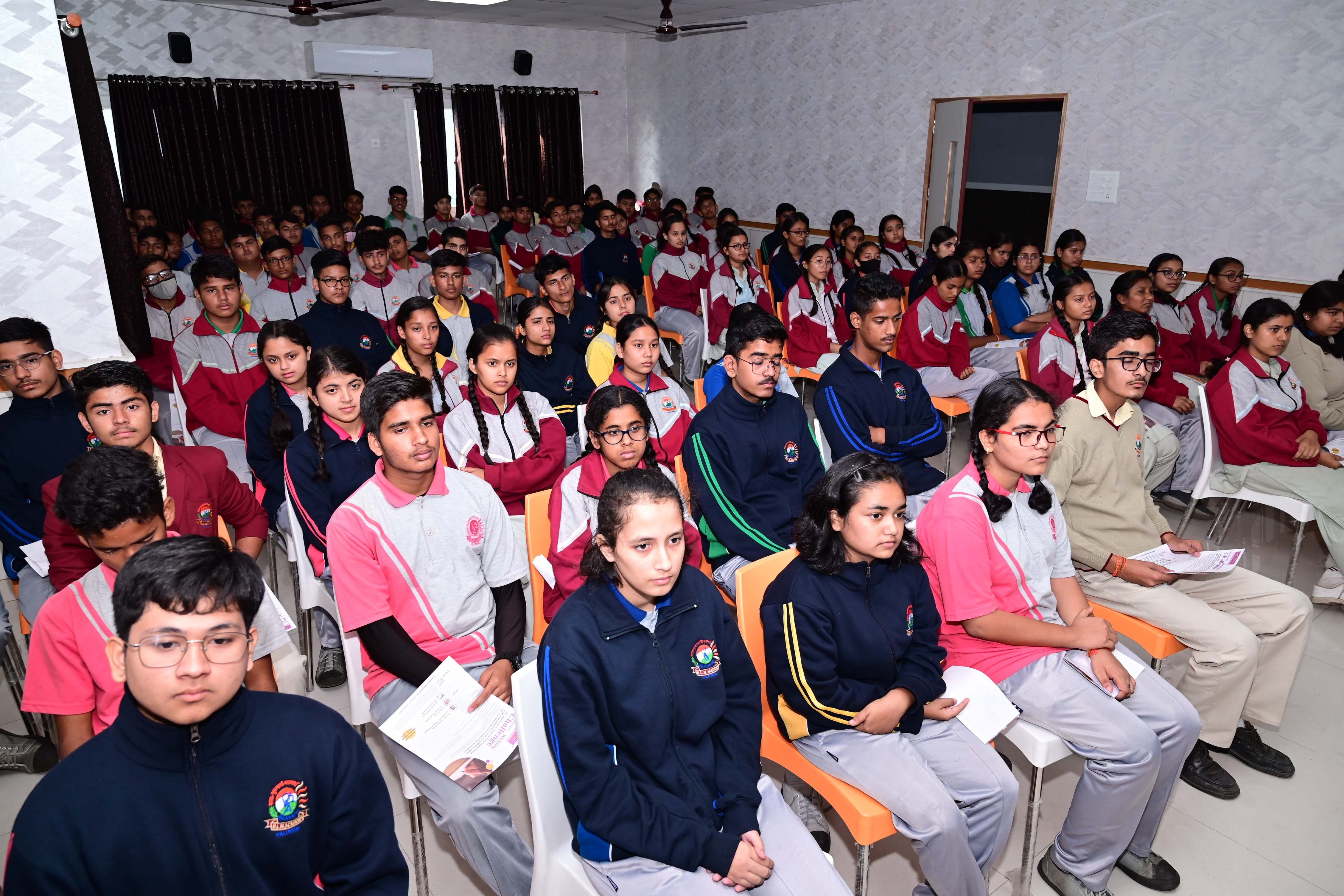 हल्द्वानी, बीएलएम एकेडमी में अमर उजाला द्वारा आयोजित पुलिस की पाठशाला में उपस्थित छात्र-छात्राए