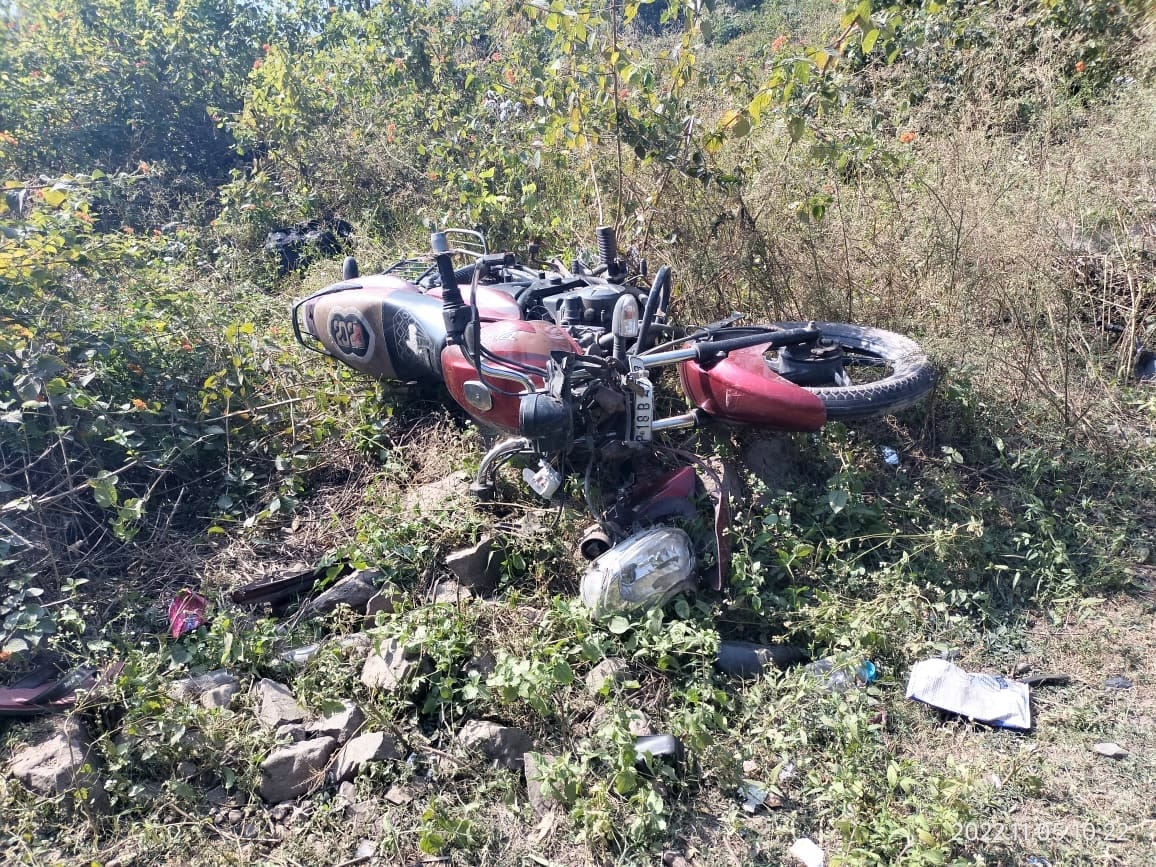 जमटा के समीप टिप्पर की टक्कर से दुर्घटनाग्रस्त हुई मोटरसाइकिल। संवाद जमटा के समीप टिप्पर की टक्कर से दुर्घटनाग्रस्त हुई मोटरसाइकिल। संवाद