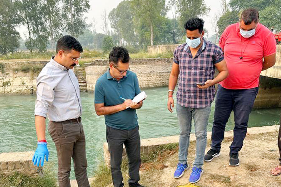 काकौत हेड पर कागजी कार्रवाई करती सीआईए दो की टीम। संवाद काकौत हेड पर कागजी कार्रवाई करती सीआईए दो की टीम। संवाद