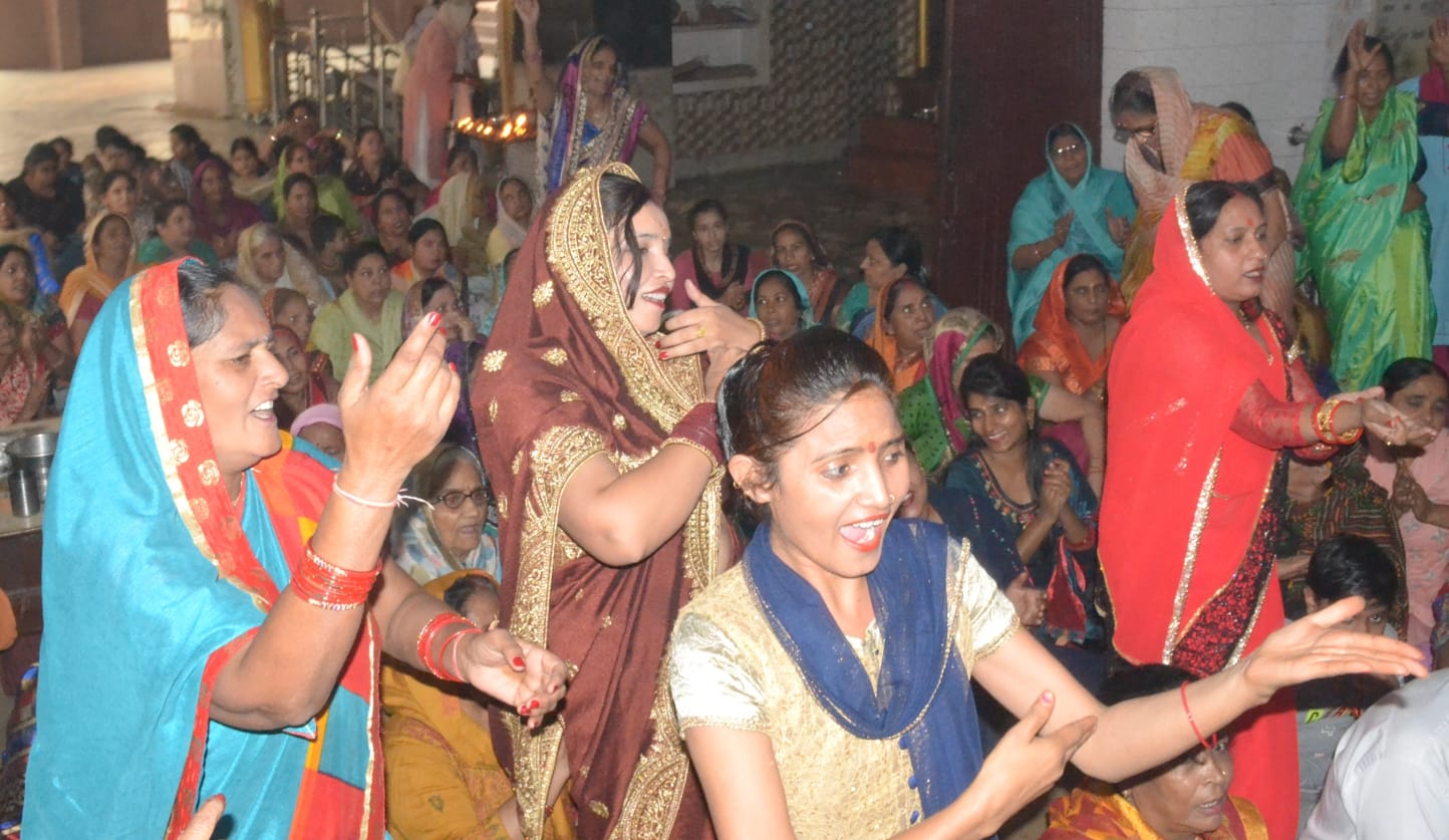 ामली भाकूवाला मंदिर में देवोत्थान एकादशी पर कीर्तन में नृत्य करती महिलाएं। ामली भाकूवाला मंदिर में देवोत्थान एकादशी पर कीर्तन में नृत्य करती महिलाएं।
