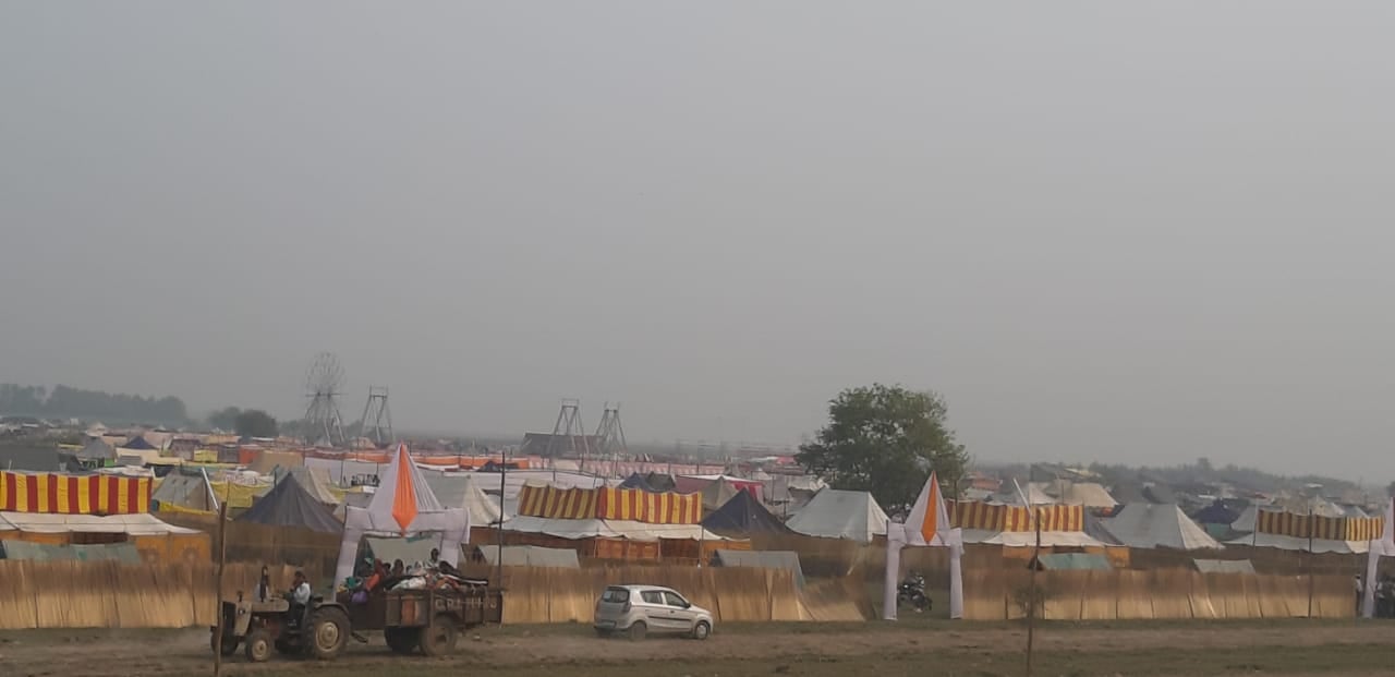 मेला ककोड़ा मिनी कुंभ स्थल पर वीआईपी क्षेत्र में लगे तंबू और डेरे। संवाद मेला ककोड़ा मिनी कुंभ स्थल पर वीआईपी क्षेत्र में लगे तंबू और डेरे। संवाद