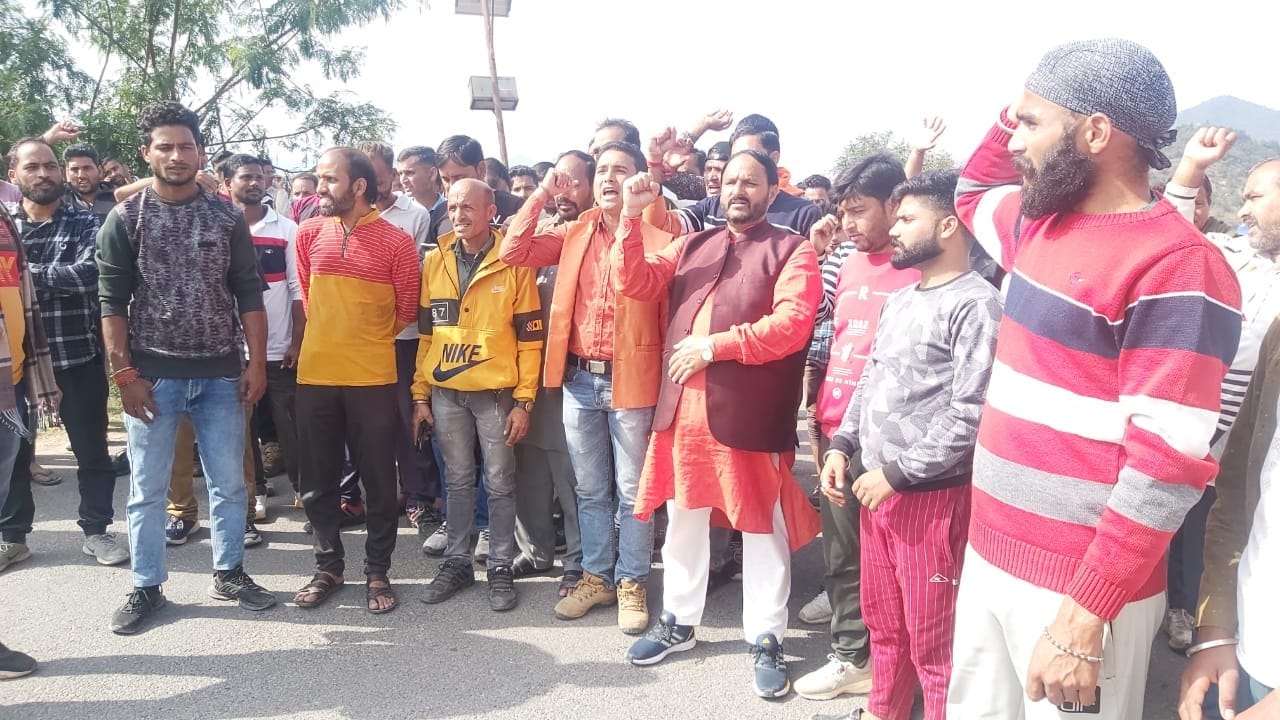 रनसू में की गई हड़ताल के दौरान नारेबाजी करते हुए ड़ीड़ीसी,सरपंच,पंच व स्थानीय लोग। रनसू में की गई हड़ताल के दौरान नारेबाजी करते हुए ड़ीड़ीसी,सरपंच,पंच व स्थानीय लोग।