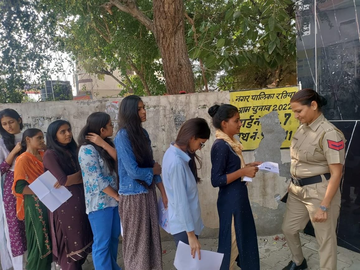 रतिया में परीक्षा केंद्र पर परीक्षार्थियों की जांच करतीं महिला पुलिसकर्मी।