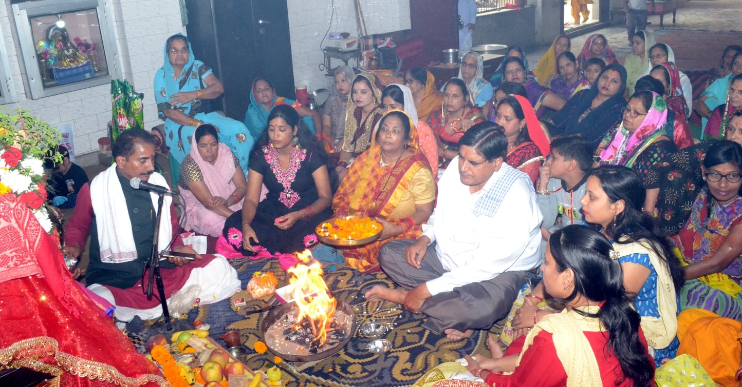 शामली भाकूवाला मंदिर में देवोत्थान एकादशी पर भगवान विष्णु व माता तुलसी की पूजा करती महिलाएं शामली भाकूवाला मंदिर में देवोत्थान एकादशी पर भगवान विष्णु व माता तुलसी की पूजा करती महिलाएं