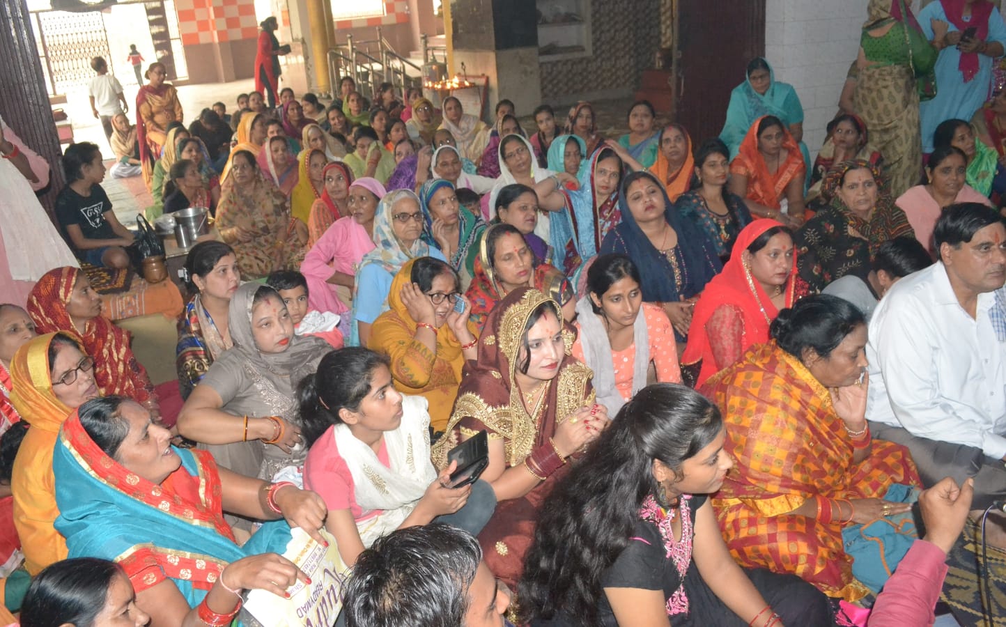 शामली भाकूवाला मंदिर में देवोत्थान एकादशी पर कीर्तन करती महिलाएं। शामली भाकूवाला मंदिर में देवोत्थान एकादशी पर कीर्तन करती महिलाएं।