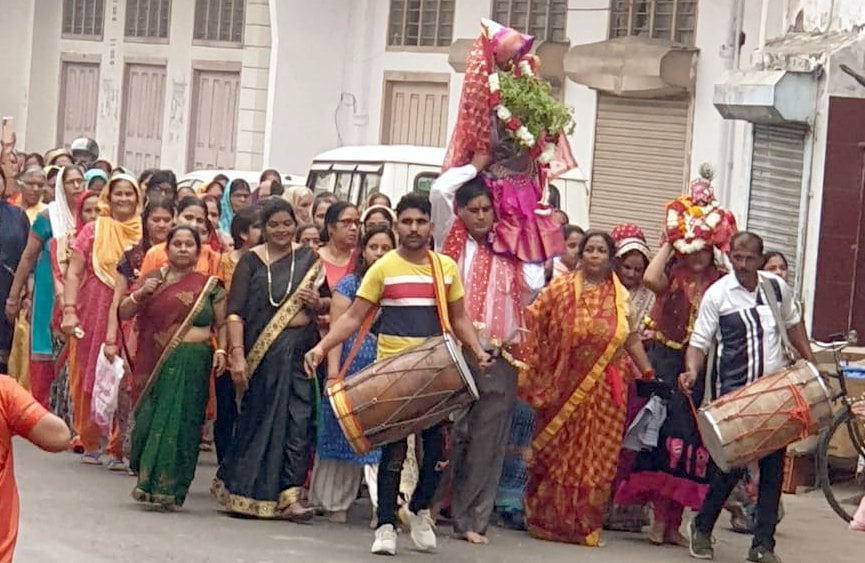 शामली माजरा रोड पर देवोत्थान एकादशी पर माता तुलसी व शालीग्राम की शोभायात्रा निकालते श्रद्घालु। शामली माजरा रोड पर देवोत्थान एकादशी पर माता तुलसी व शालीग्राम की शोभायात्रा निकालते श्रद्घालु।