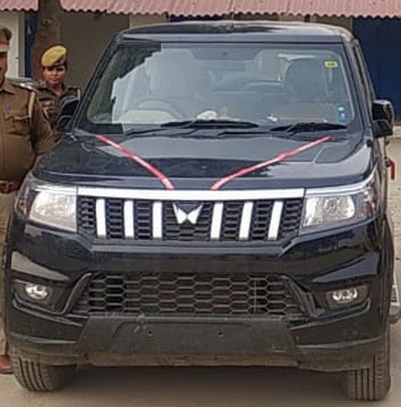 दंपती तस्कर से बरामद बोलेरो कार। संवाद दंपती तस्कर से बरामद बोलेरो कार। संवाद