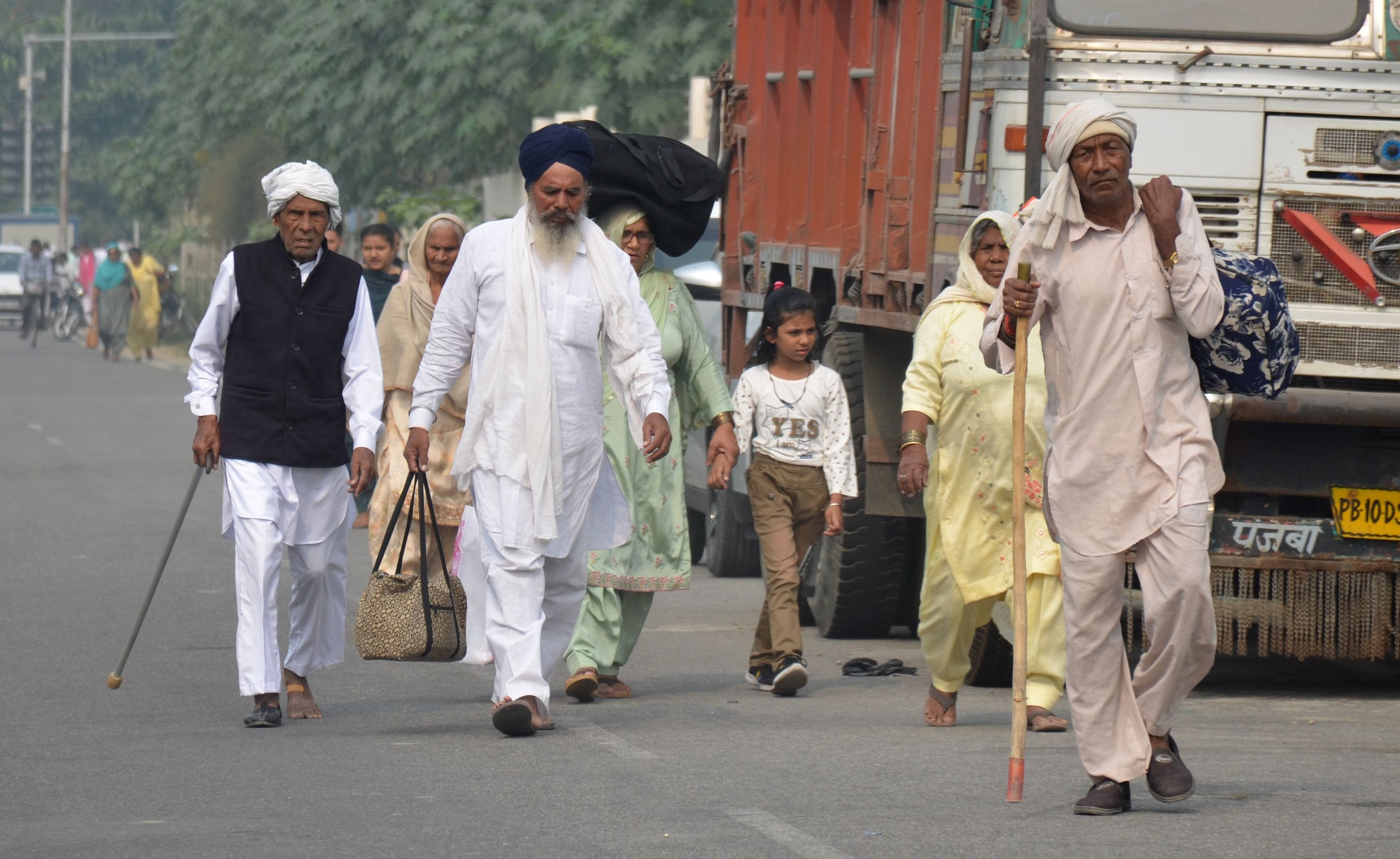 64: अग्रसेन चौक पर गांव गगसीना के ग्रामीणों द्वारा लगाए गये जाम के कारण परेशान यात्रियों को पैदल ही
