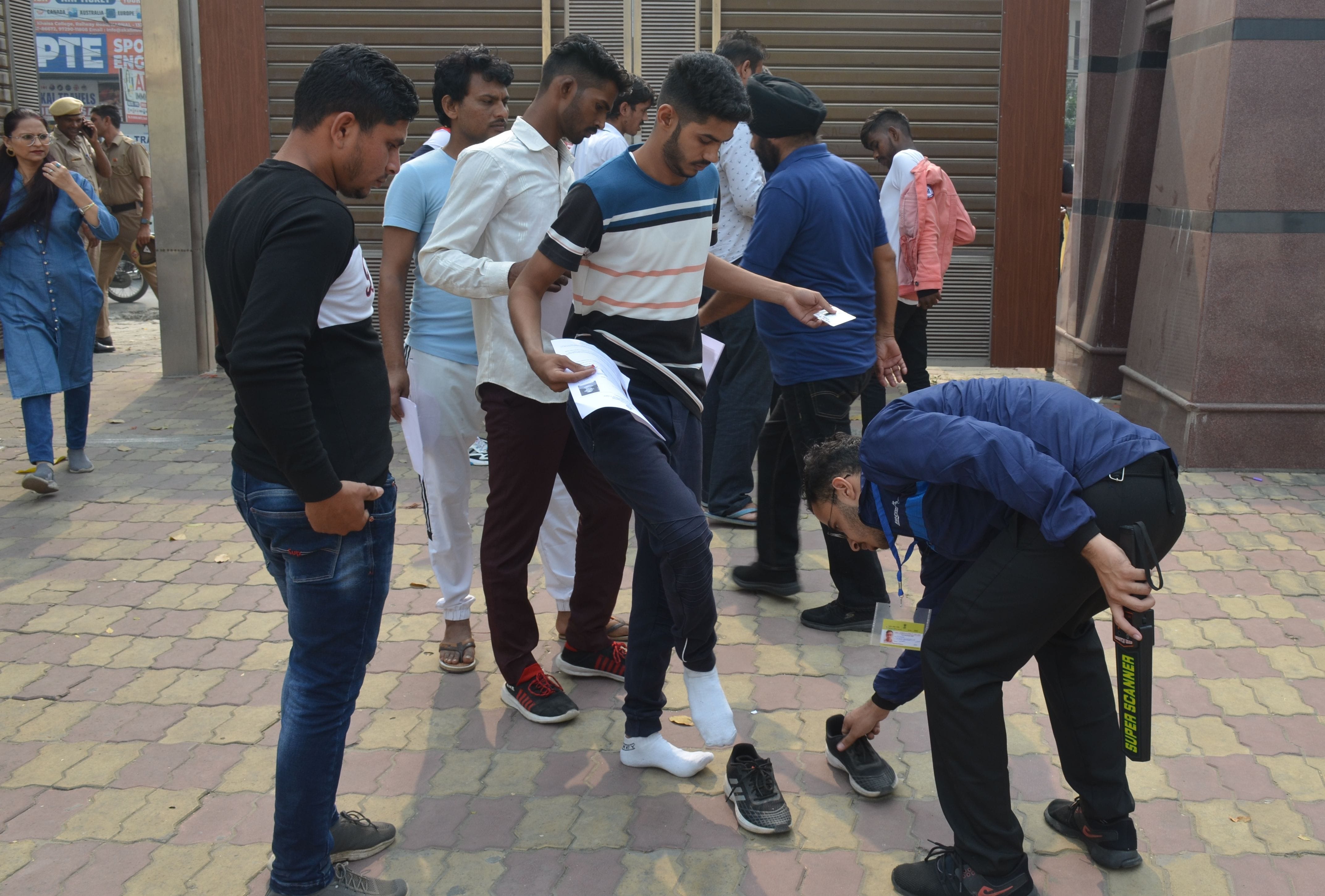 76: खालसा कालेज में सीईटी परिक्षा देने पहुंचे परिक्षार्थियों की चैकिंग करता सुरक्षाकर्मी। अमर उज? 76: खालसा कालेज में सीईटी परिक्षा देने पहुंचे परिक्षार्थियों की चैकिंग करता सुरक्षाकर्मी। अमर उज?