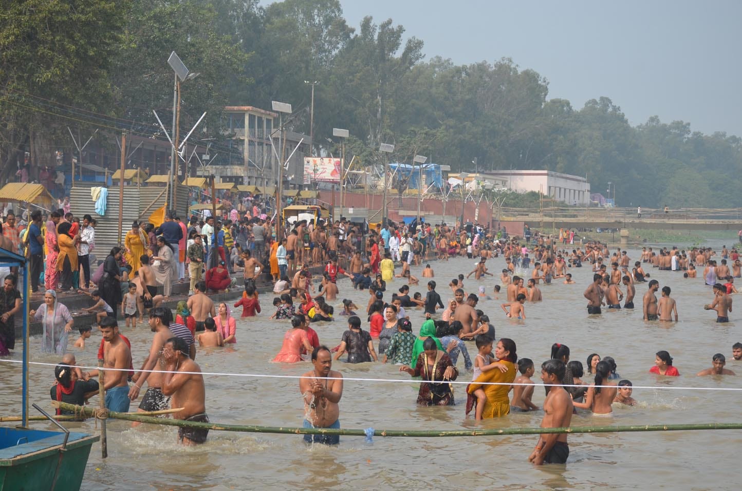 आस्था की डुबकी...शुक्रताल में गंगा घाट पर डुबकी लगाते श्रद्धालु आस्था की डुबकी...शुक्रताल में गंगा घाट पर डुबकी लगाते श्रद्धालु