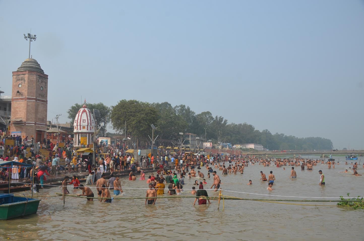 आस्था की डुबकी...शुकतीर्थ में आस्था की डुबकी लगाते श्रद्धालु आस्था की डुबकी...शुकतीर्थ में आस्था की डुबकी लगाते श्रद्धालु