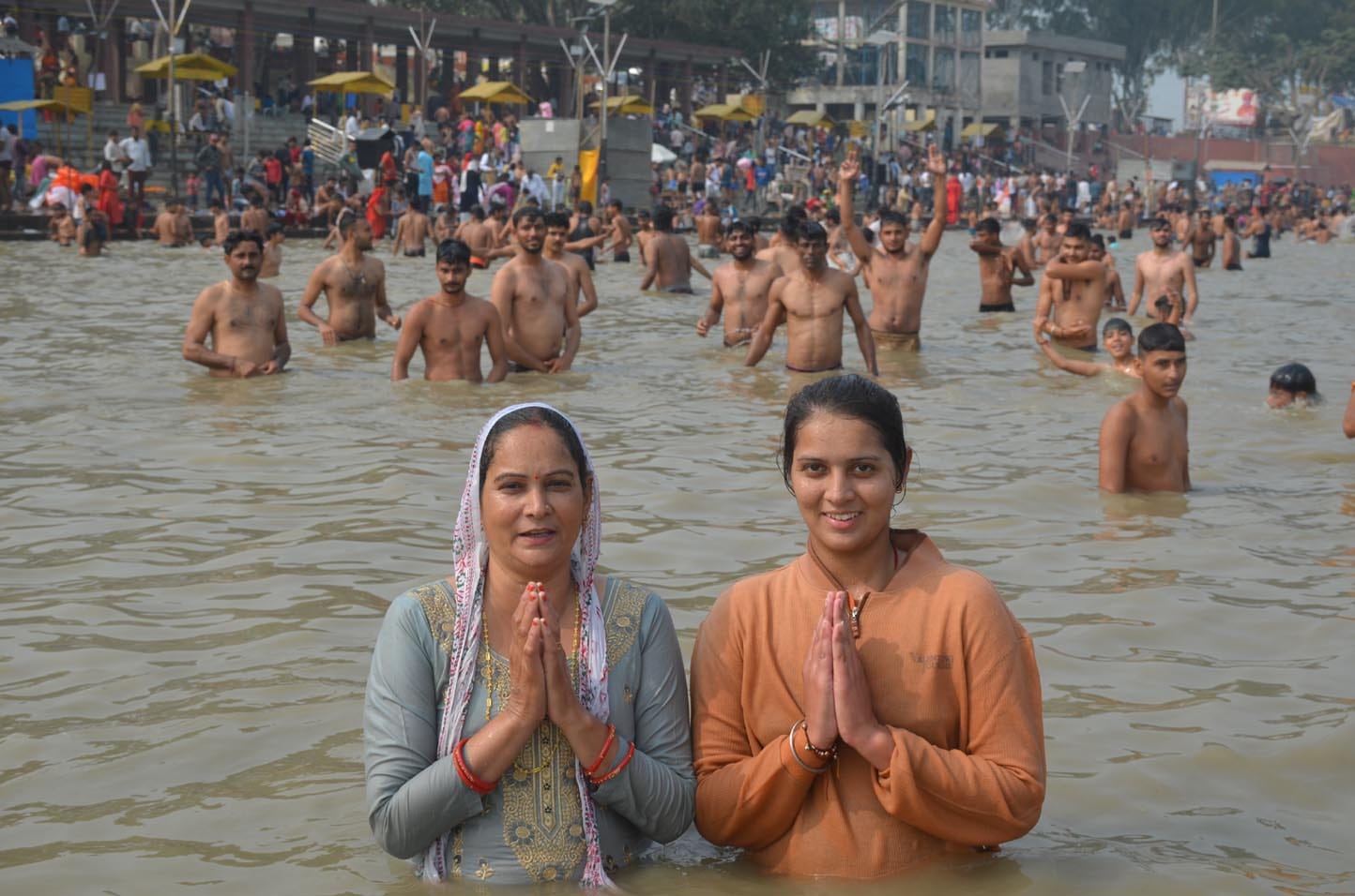 आस्था की डुबकी...शुकतीर्थ में आस्था की डुबकी लगाते श्रद्धालु आस्था की डुबकी...शुकतीर्थ में आस्था की डुबकी लगाते श्रद्धालु