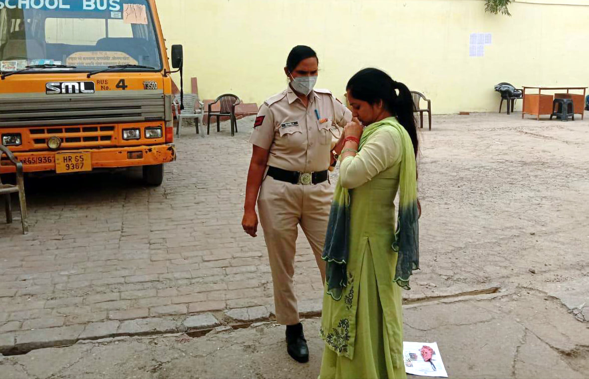 अभ्यर्थी के गले से चेन निकलवाती पुलिसकर्मी। संवाद अभ्यर्थी के गले से चेन निकलवाती पुलिसकर्मी। संवाद