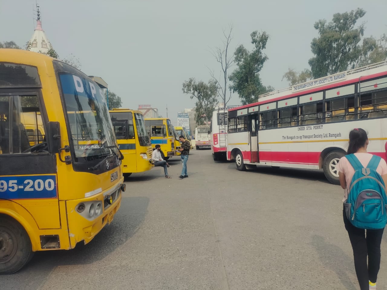 अभ्यर्थियों को परीक्षा केंद्रों तक पहुंचाने के लिए खड़ी रोडवेज व स्कूली बसें। संवाद अभ्यर्थियों को परीक्षा केंद्रों तक पहुंचाने के लिए खड़ी रोडवेज व स्कूली बसें। संवाद