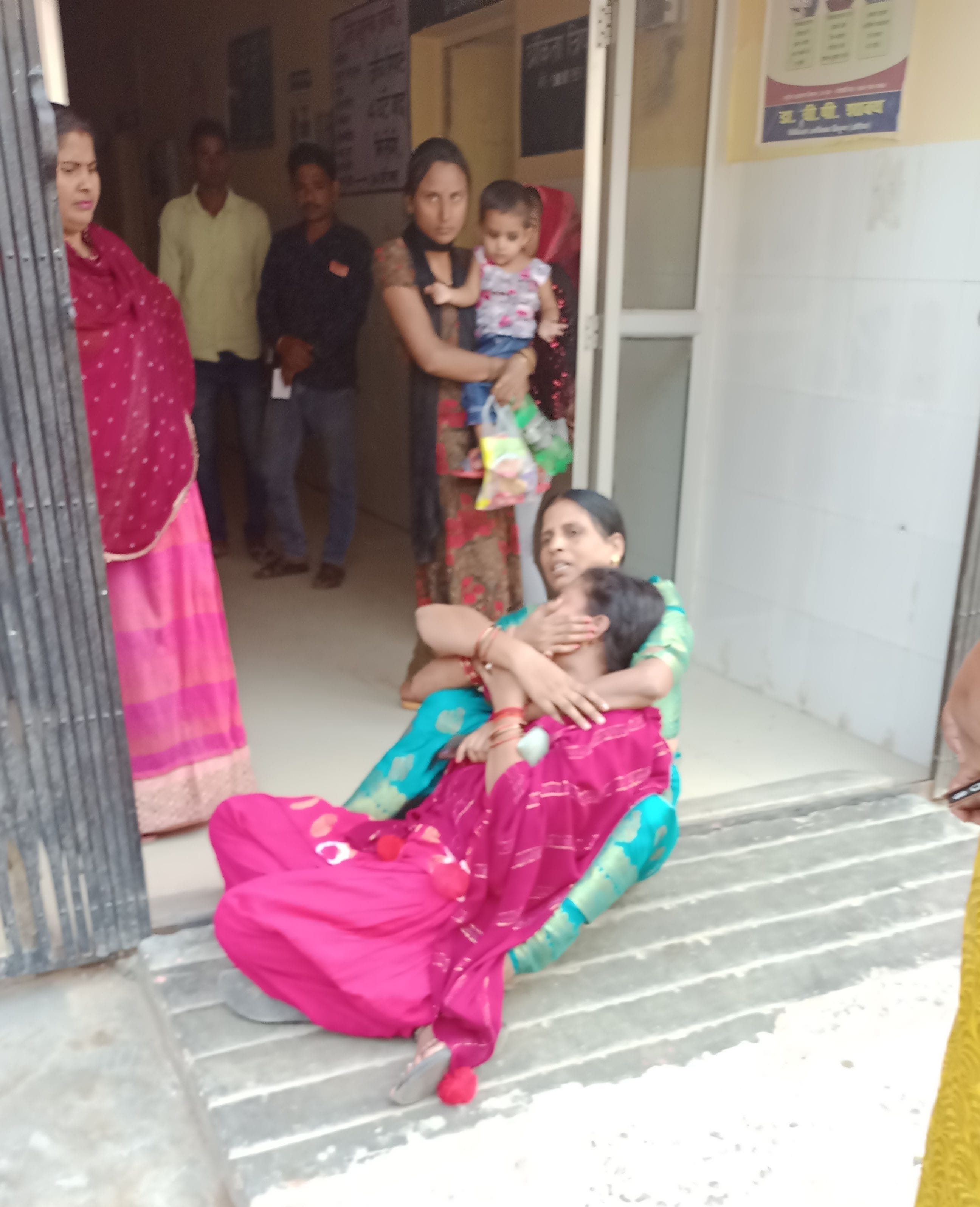 अस्पताल गेट पर भाई की मौत के बाद बिलखती बहन। संवाद अस्पताल गेट पर भाई की मौत के बाद बिलखती बहन। संवाद