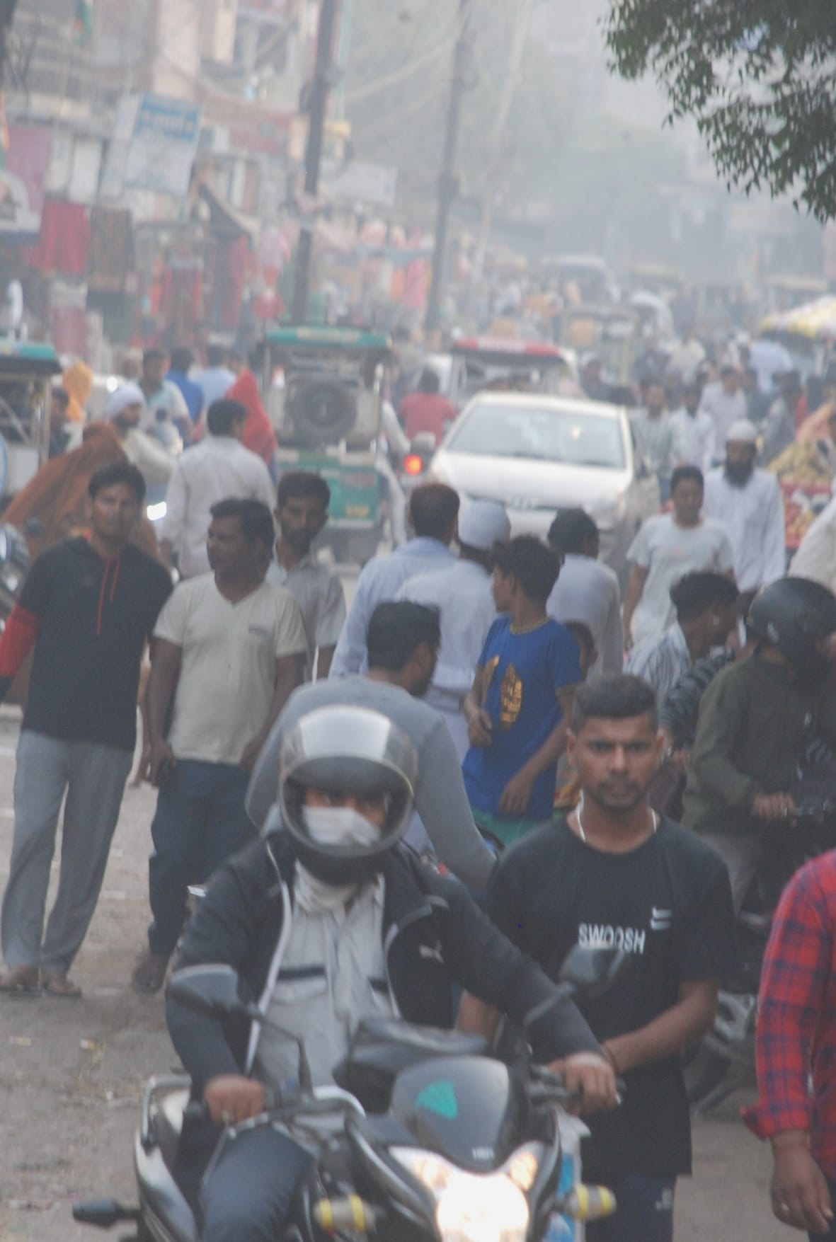 बागपत की शौकत मार्किट में शाम चार बजे स्मॉग के बीच खरीदारी करने पहुंचे लोग बागपत की शौकत मार्किट में शाम चार बजे स्मॉग के बीच खरीदारी करने पहुंचे लोग