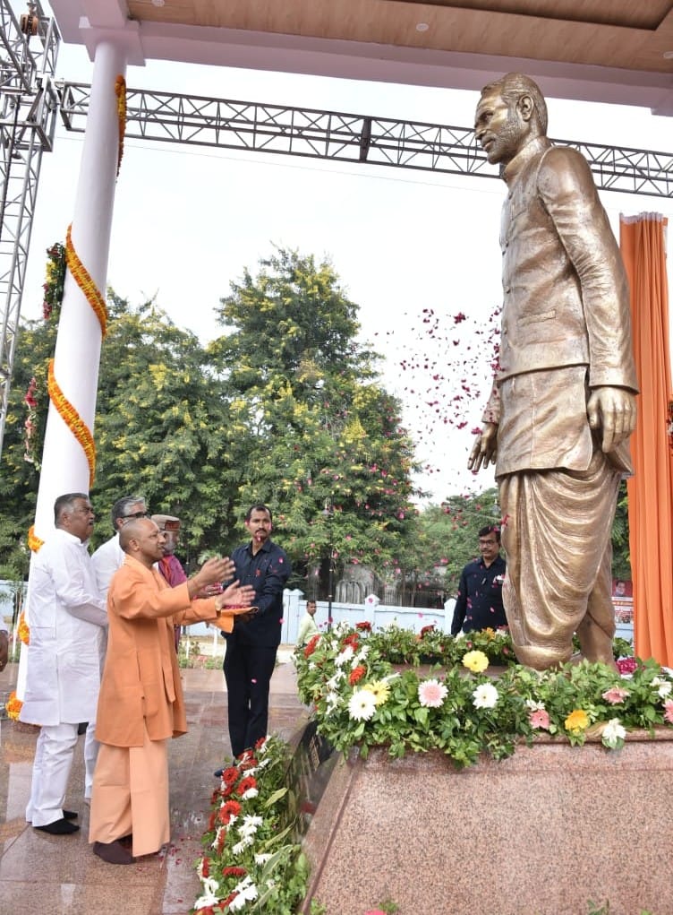 बलिया ः चंद्रशेखर उद्यान में पूर्व प्रधानमंत्री स्व. चंद्रशेखर की प्रतिमा के अनावरण के बाद श्रद?