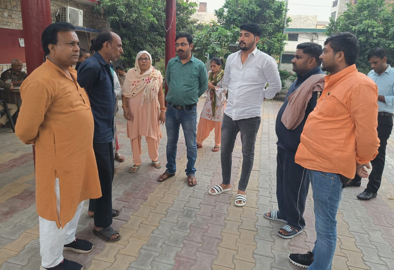 बड़ौत में कोतवाली आरोपियों के खिलाफ कार्यवाही की मांग करते हिन्दू संगठन के कार्यकर्ता बड़ौत में कोतवाली आरोपियों के खिलाफ कार्यवाही की मांग करते हिन्दू संगठन के कार्यकर्ता