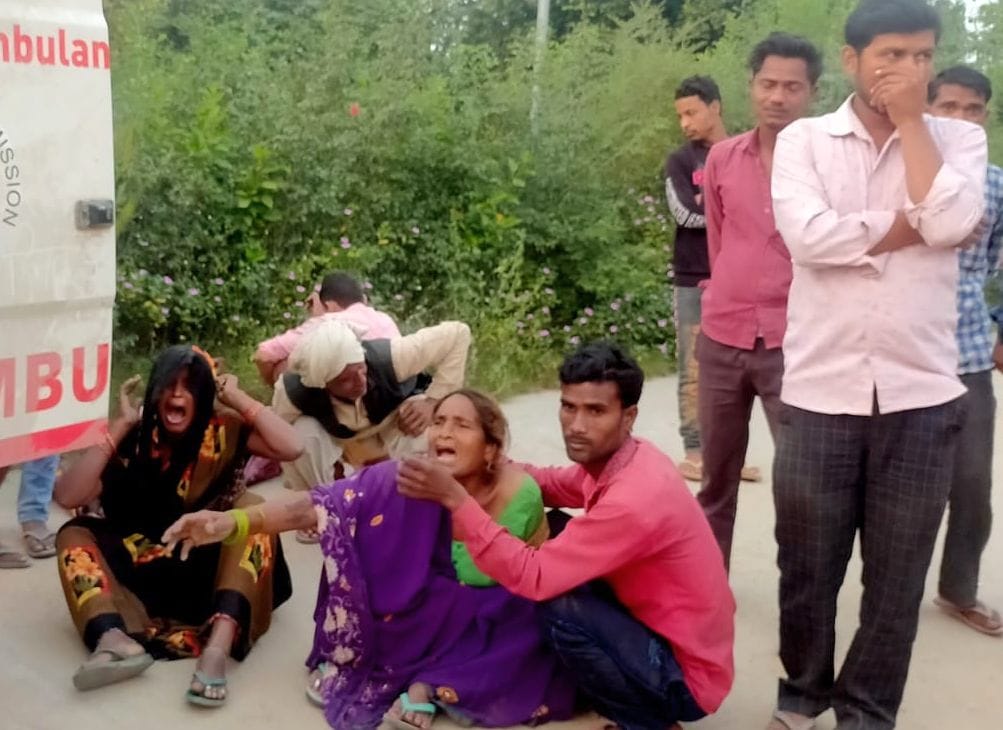 फोटो-33- रोते बिलखते मृतकों के परिजन फोटो-33- रोते बिलखते मृतकों के परिजन