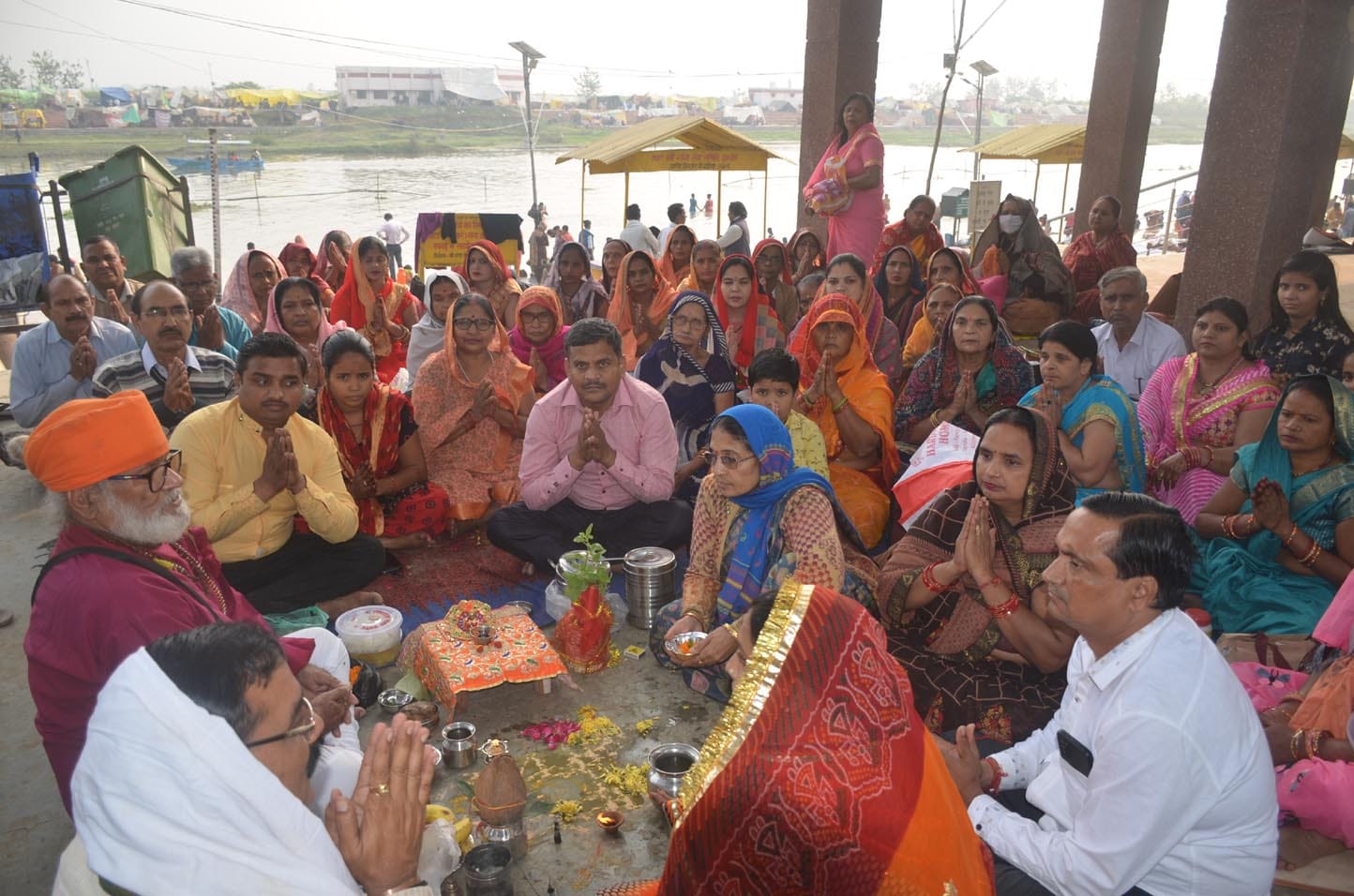 गंगा घाट पर कथा सुनते आगरा के श्रद्धालु। गंगा घाट पर कथा सुनते आगरा के श्रद्धालु।