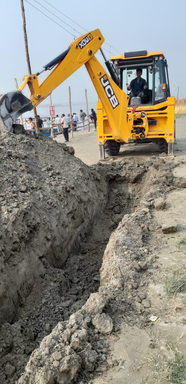 गंगा किनारे गहराई वाले इलाके के पास खोदी जाती खाई। संवाद गंगा किनारे गहराई वाले इलाके के पास खोदी जाती खाई। संवाद