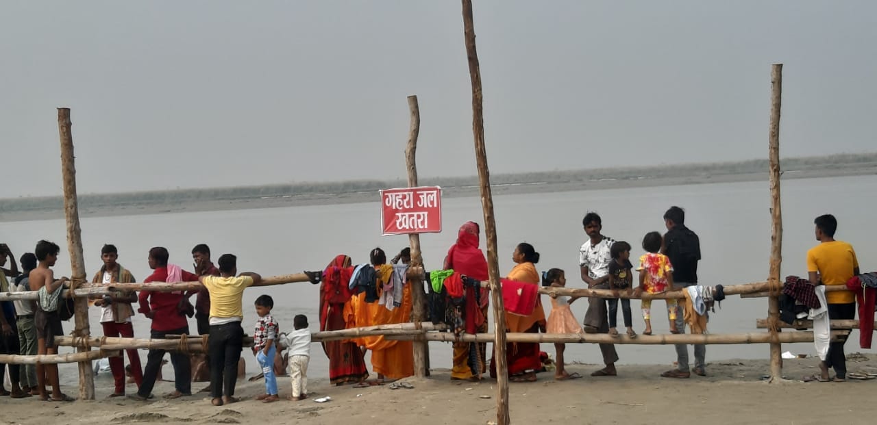 गंगा किनारे गहराई वाले इलाके में की गई बेरीकेडिंग। संवाद गंगा किनारे गहराई वाले इलाके में की गई बेरीकेडिंग। संवाद
