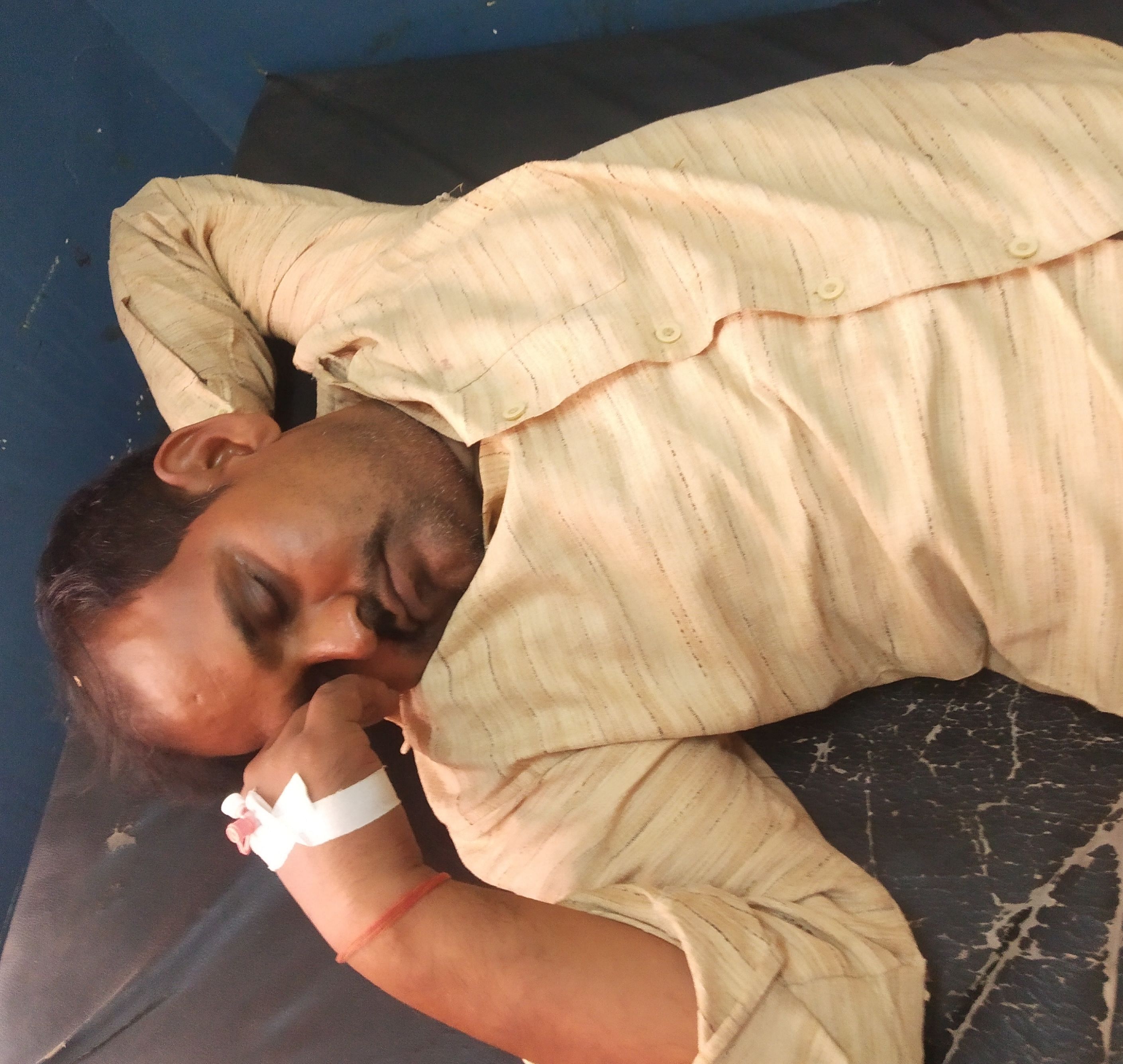 जिला अस्पताल में भर्ती पुलिस मुठभेड़ में घायल रामभजन।