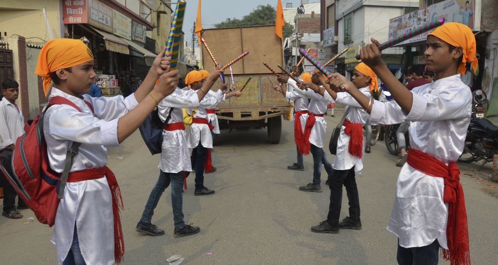 जुलूस में शामिल डाँडिया करते बच्चे। संवाद