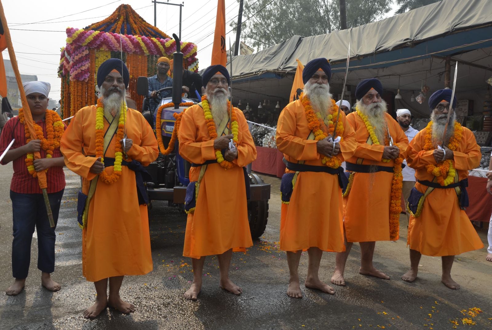 जुलूस में शामिल पांच प्यारे।  संवाद