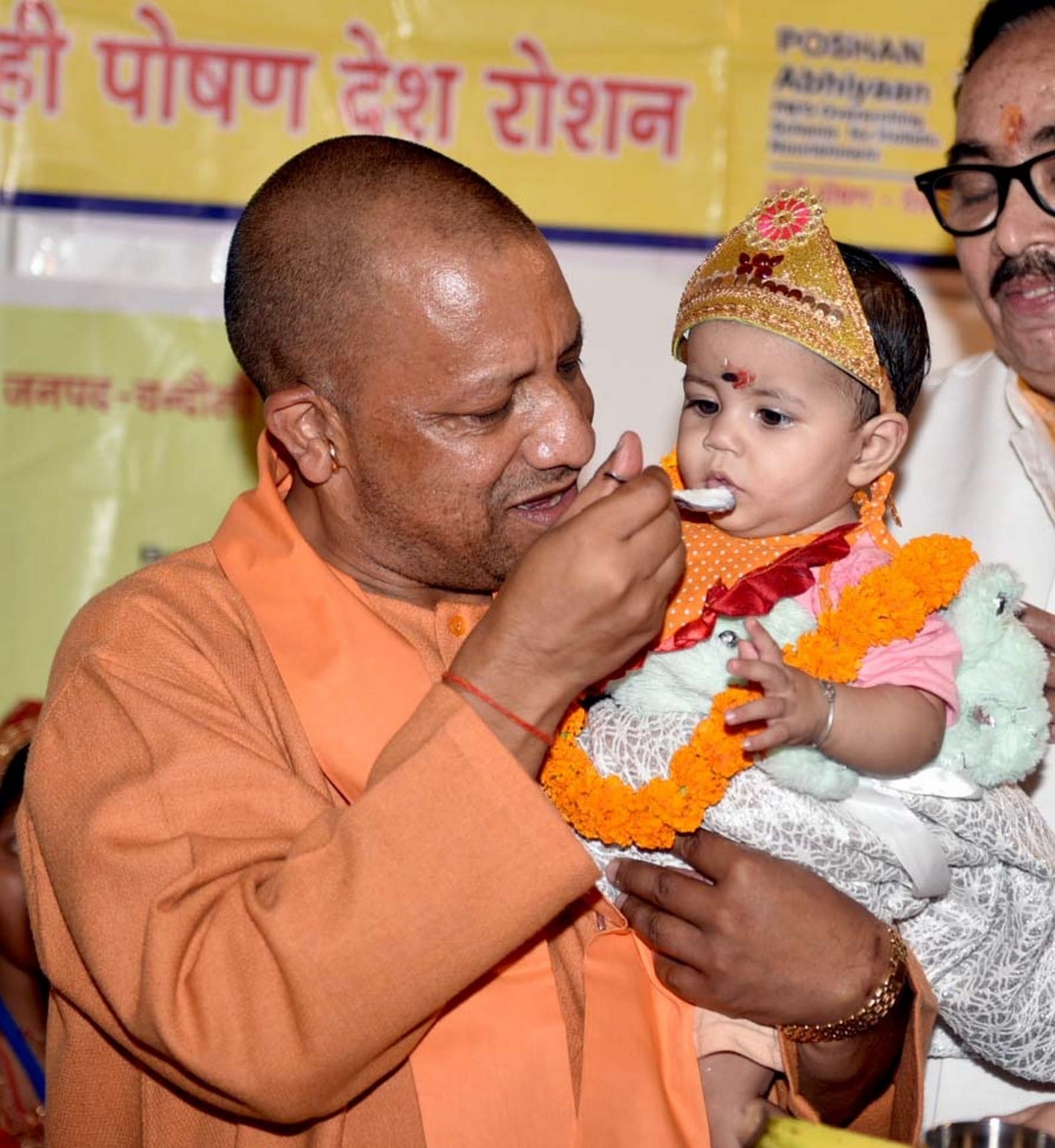 महेंद्र टेक्निकल इंटर कॉलेज में बच्चे को अन्नप्राशन कराते सीएम योगी आदित्यनाथ। संवाद महेंद्र टेक्निकल इंटर कॉलेज में बच्चे को अन्नप्राशन कराते सीएम योगी आदित्यनाथ। संवाद