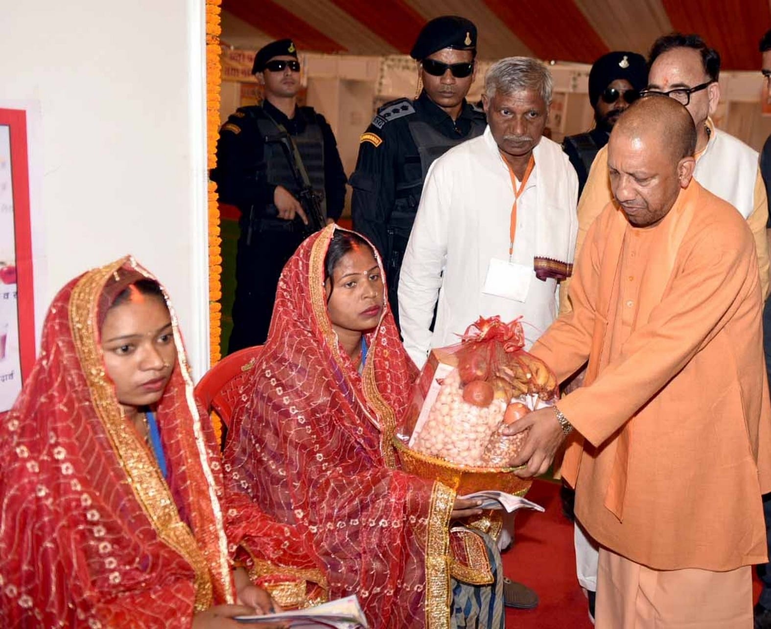 महेंद्र टेक्निकल इंटर कॉलेज में महिला की गोद भराई करते सीएम योगी आदित्यनाथ। संवाद महेंद्र टेक्निकल इंटर कॉलेज में महिला की गोद भराई करते सीएम योगी आदित्यनाथ। संवाद
