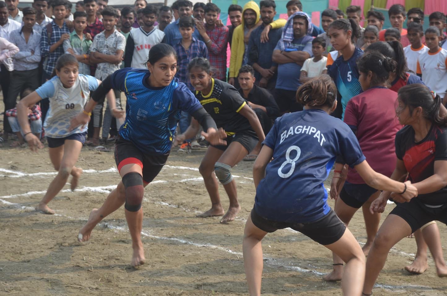 मुजफ्फरनगर के शुक्रताल मेले में कबड्डी में जोर आजमाइश करती खिलाड़ी। मुजफ्फरनगर के शुक्रताल मेले में कबड्डी में जोर आजमाइश करती खिलाड़ी।