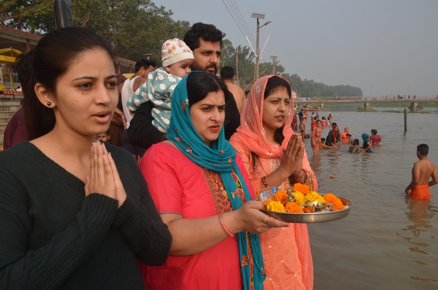मुजफ्फरनगर के शुकतीर्थी में गंगा घाट पर पूजा-अर्चना करते खतौली के श्रद्धालु। मुजफ्फरनगर के शुकतीर्थी में गंगा घाट पर पूजा-अर्चना करते खतौली के श्रद्धालु।