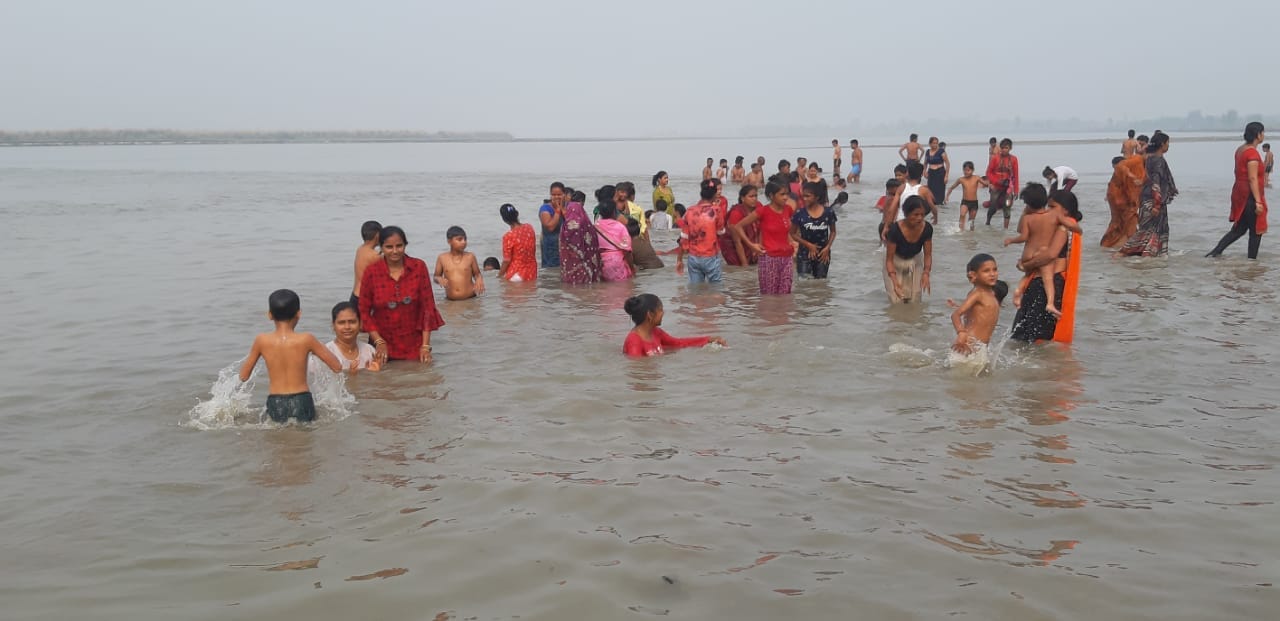 मेला ककोड़ा में गंगा स्नान करते श्रद्धालु। संवाद मेला ककोड़ा में गंगा स्नान करते श्रद्धालु। संवाद