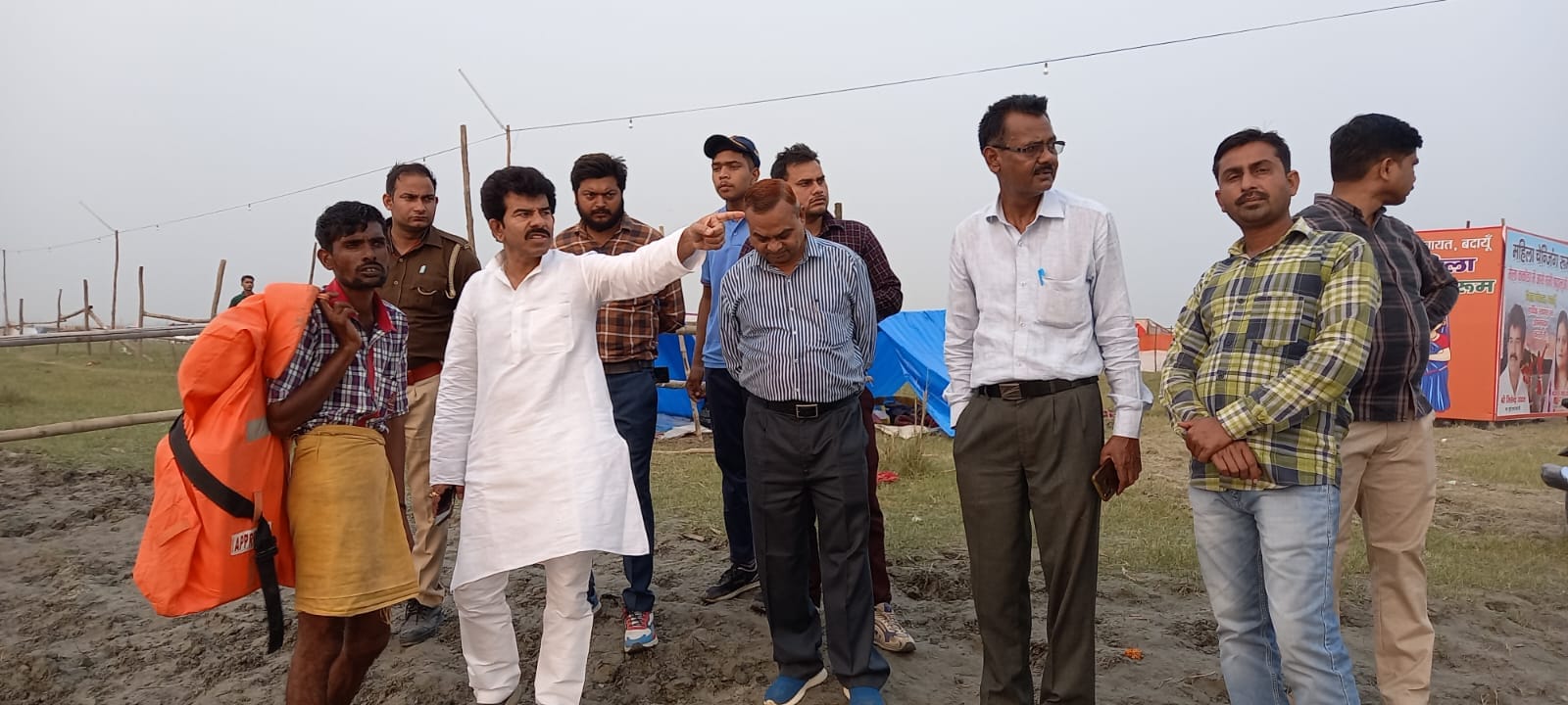 मेला ककोड़ा में स्नान घाट का निरीक्षण करते पूर्व एमएलसी जितेंद्र यादव। संवाद मेला ककोड़ा में स्नान घाट का निरीक्षण करते पूर्व एमएलसी जितेंद्र यादव। संवाद