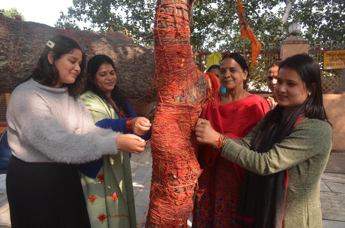 मन्नत का धागा...शुकदेव आश्रम स्थित प्राचीनकालीन वट वृक्ष पर मन्नत का धागा बांधते देहरादून के श्रद मन्नत का धागा...शुकदेव आश्रम स्थित प्राचीनकालीन वट वृक्ष पर मन्नत का धागा बांधते देहरादून के श्रद
