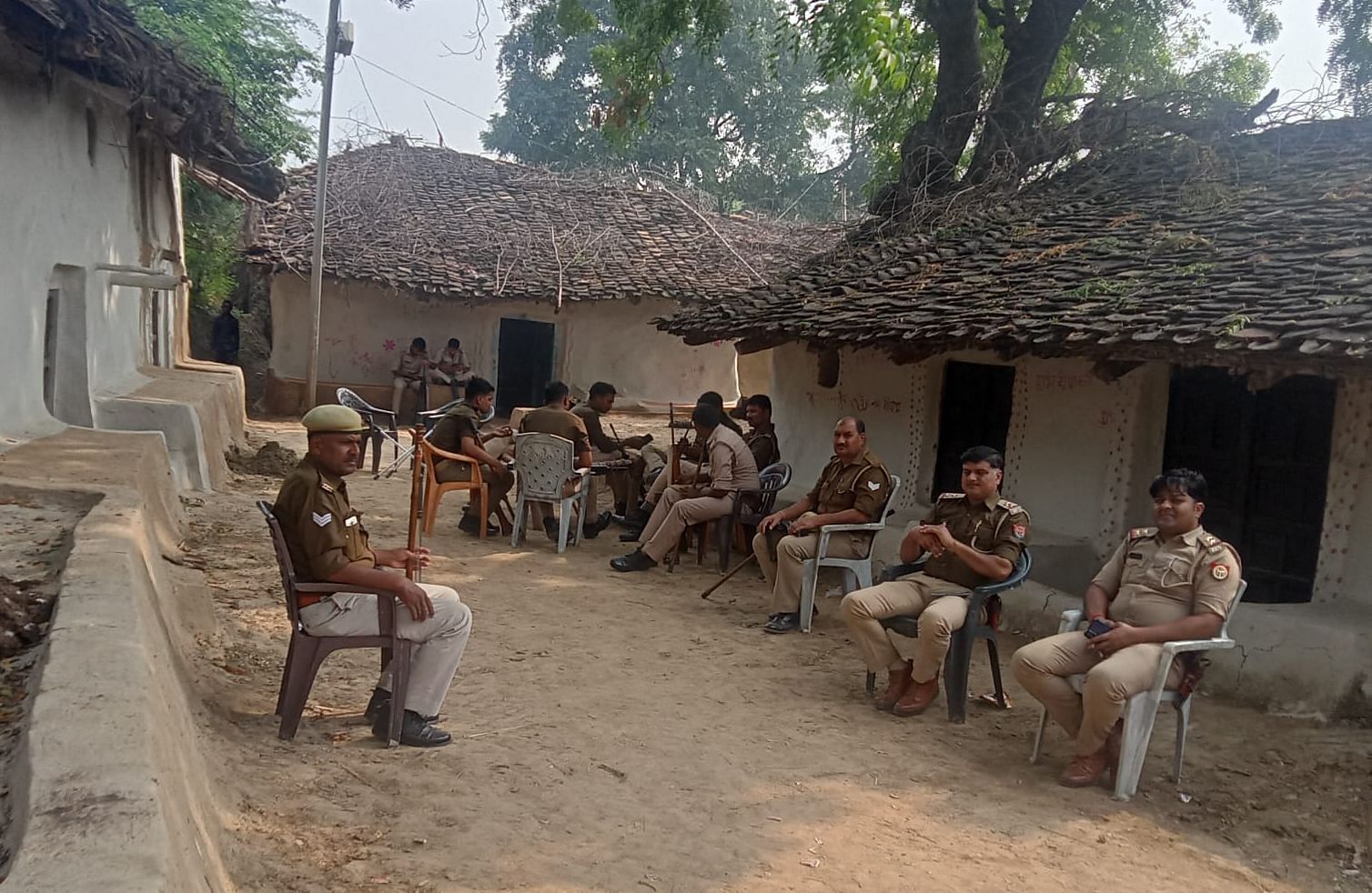 मृतक व हमलावरों के घरों के बाहर तैनात पुलिस।