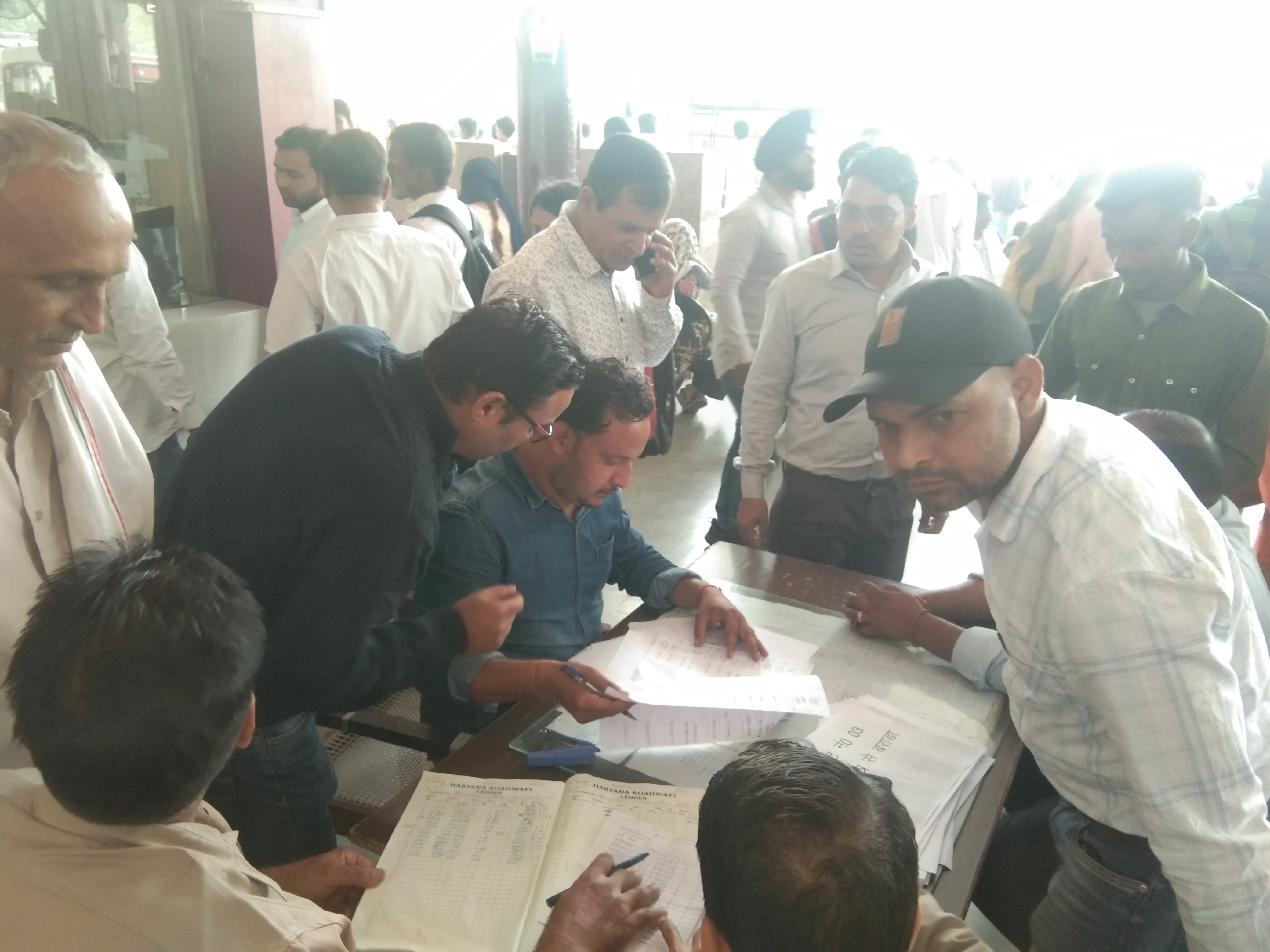 नए बस अड्डे पर बनाए काउंटरों पर इस तरह का रहा माहौल। संवाद नए बस अड्डे पर बनाए काउंटरों पर इस तरह का रहा माहौल। संवाद
