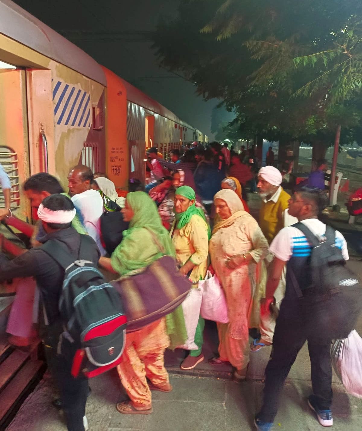 नरवाना जंक्शन पर कुरुक्षेत्र से आने वाली ट्रेनों में चढने के लिए जमा भीड़। संवाद नरवाना जंक्शन पर कुरुक्षेत्र से आने वाली ट्रेनों में चढने के लिए जमा भीड़। संवाद