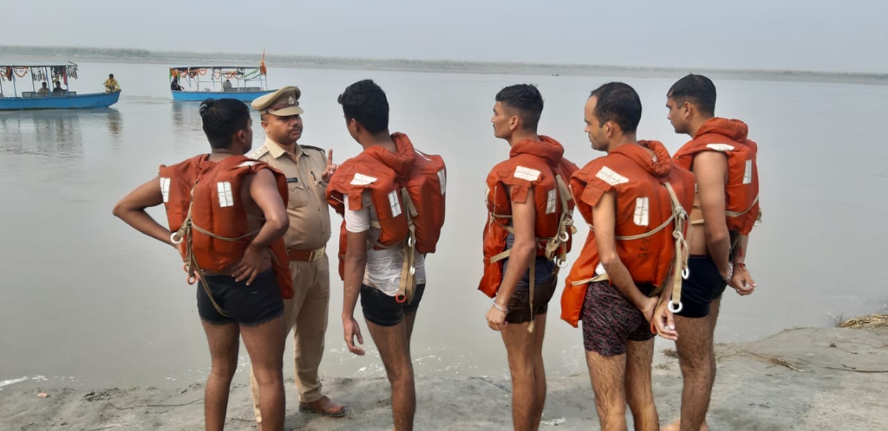 पीएसी के गोताखोरों को दिशा निर्देश देते मेला इंचार्ज दिनेश शर्मा। संवाद पीएसी के गोताखोरों को दिशा निर्देश देते मेला इंचार्ज दिनेश शर्मा। संवाद