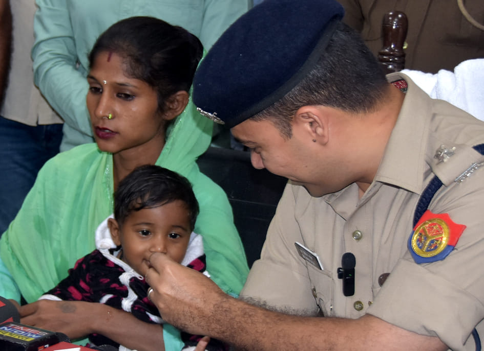 पुलिस लाइन में बरामद बच्चे को खिलाते एसएसपी डॉ. विपिन ताडा