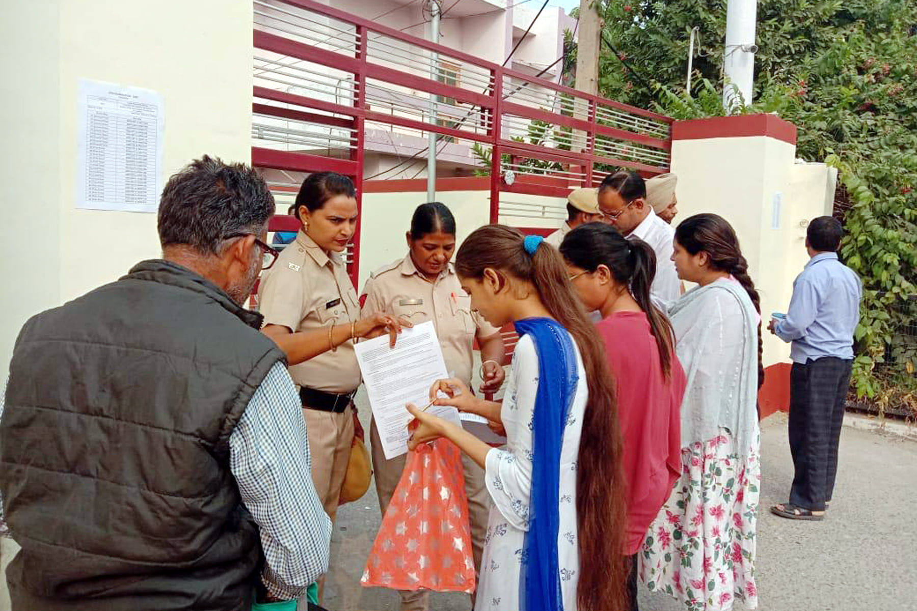 परीक्षा केंद्र में प्रवेश से पहले अभ्यर्थियों की आईडी जांचते पुलिसकर्मी। संवाद परीक्षा केंद्र में प्रवेश से पहले अभ्यर्थियों की आईडी जांचते पुलिसकर्मी। संवाद