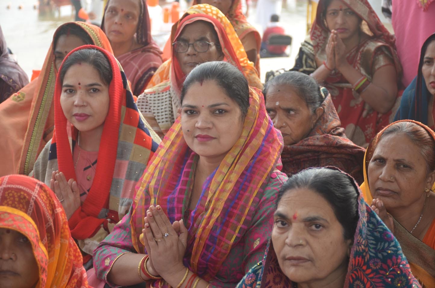 शुकतीर्थ में पूजन करते श्रद्धालु शुकतीर्थ में पूजन करते श्रद्धालु