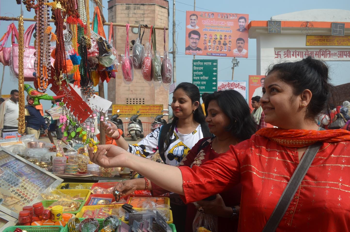शुकतीर्थ मेले में खरीदारी करते दिल्ली के श्रद्धालु शुकतीर्थ मेले में खरीदारी करते दिल्ली के श्रद्धालु