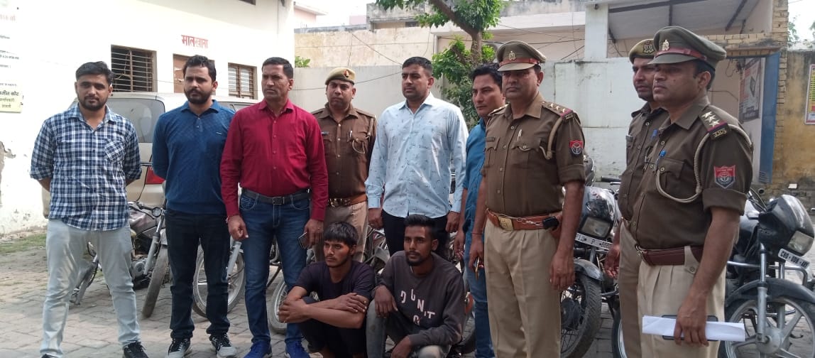 शामली कोतवाली पुलिस की गिरफ्त में अंतरजनपदीय बाइक चोर गिरोह के बदमाश।